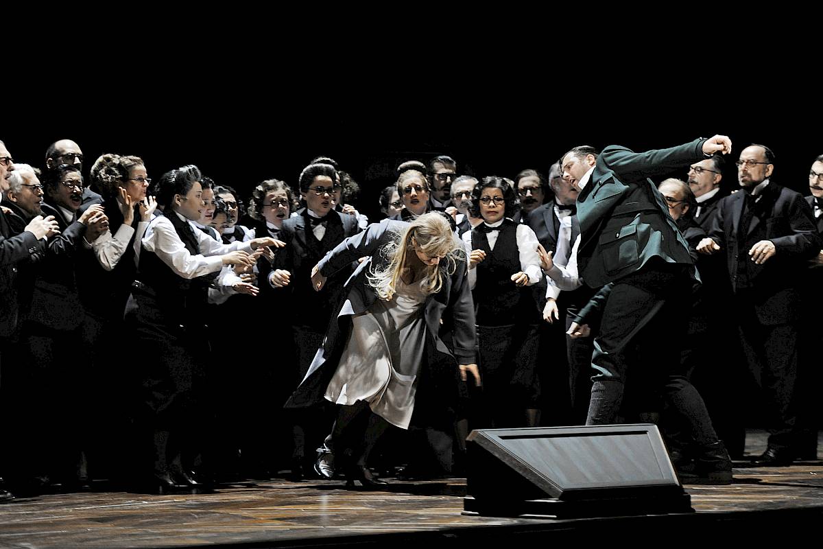 DER FLIEGENDE HOLLÄNDER
Oper von Richard Wagner
Opernhaus Zürich
PREMIERE 9.12.2012 

Musikalische Leitung
Alain Altinoglu
Inszenierung
Andreas Homoki
Bühnenbild
Wolfgang Gussmann
Kostüme
Susana Mendoza
Wolfgang Gussmann
Lichtgestaltung
Franck Evin
Choreinstudierung
Jürg Hämmerli
Dramaturgie
Werner Hintze

Philharmonia Zürich

Chor Zuzüger der Oper Zürich
Chor der Oper Zürich

Senta
Anja Kampe
Mary
Liliana Nikiteanu
Holländer
Bryn Terfel
9, 12, 15, 19 Dez; 5, 11, 17, 23 Jan; 3, 5 Jul
Terje Stensvold
23, 26, 29 Dez; 2 Jan
Daland
Matti Salminen
Erik
Marco Jentzsch
Steuermann
Fabio Trümpy

Koproduktion
Koproduktion mit dem Teatro alla Scala und der Norwegischen Staatsoper Oslo