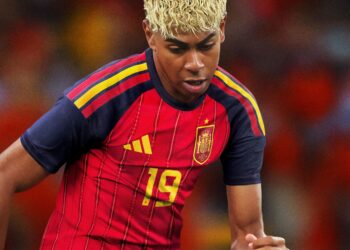 STUTTGART, GERMANY - JUNE 05: Lamine Yamal of Spain controls the ball during the UEFA Nations League 2025 semifinal match between Spain and France at Stuttgart Arena on June 05, 2025 in Stuttgart, Germany. (Photo by Alex Grimm/Getty Images) (STUTTGART