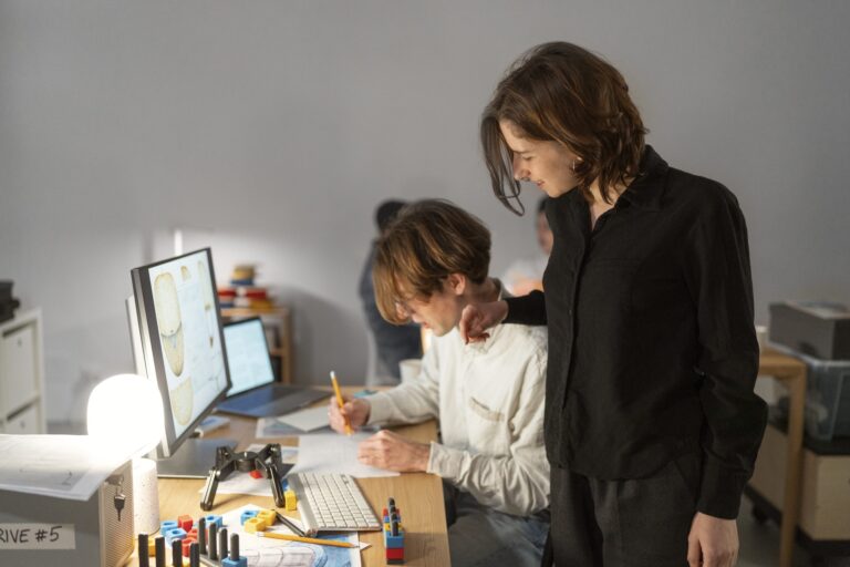 La IA acelera una crisis en los estudios de diseño: menos júniors, demasiadas versiones y decisiones más lentas | Radar de Noticias